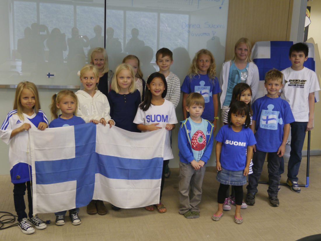 Hongkongin Suomi-koulun oppilaita.